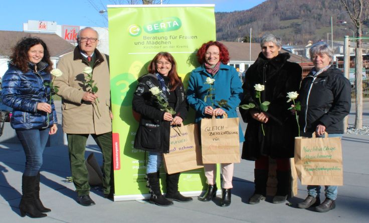 Zeichen gegen Gewalt an Frauen vor der Bezirkshauptmannschaft in Kirchdorf. Foto: BERTA