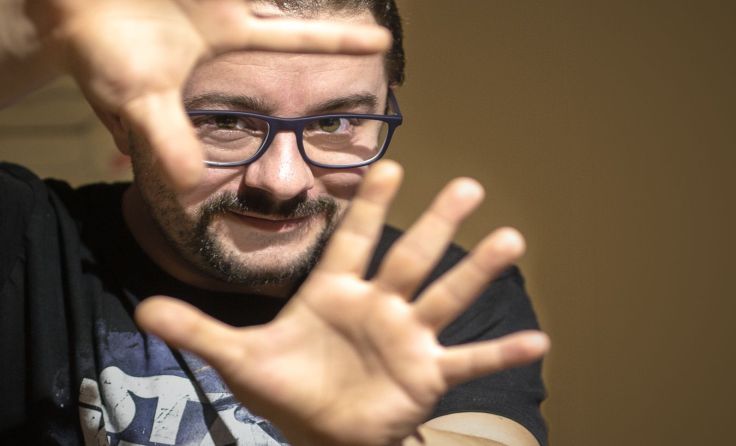 Daniel Schaub arbeitet mit seinem Team an einem Benefizkonzert. Foto: Schaub