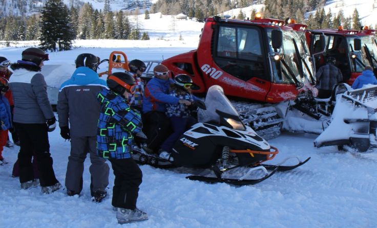 Die Kinder dürfen mit dem Pistengerät und dem Skidoo fahren. Foto: HIWU