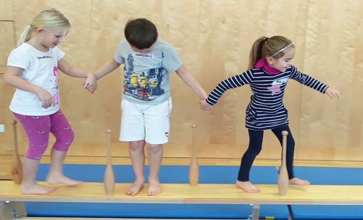 In der Volksschule Nußbach lernen die Kinder Balance zu halten. Foto: VS Nußbach