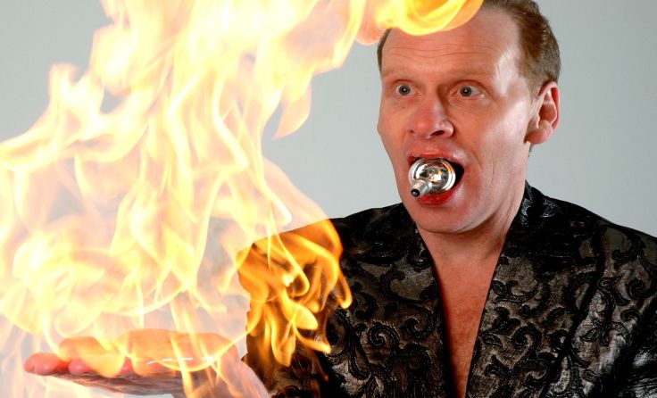 Stevie Starr legt seine Hand für den guten Zweck ins Feuer. Foto: Stevie Starr