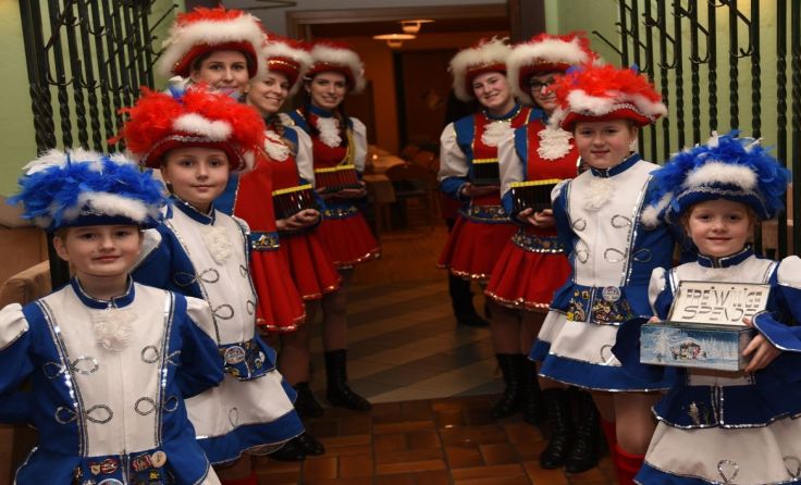 Die Gardemädchen zeigten beim Hofball ihr tänzerisches Können. Foto: FG Schlierbach