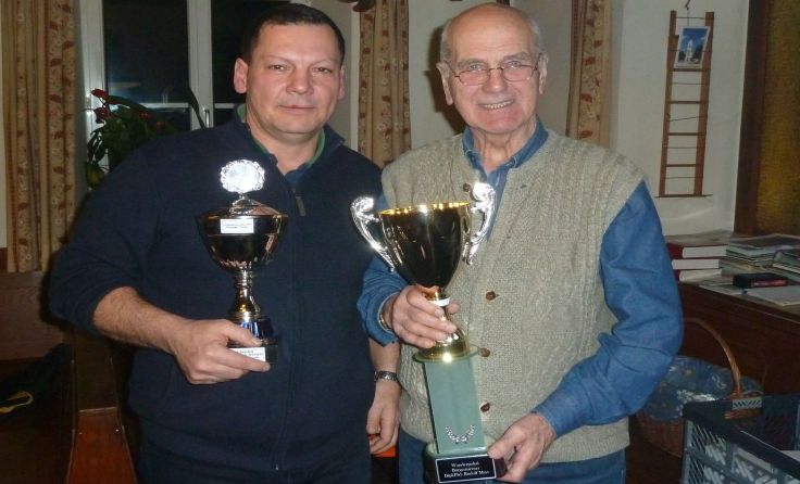 Werner Fussi und Helmut Kogler (v.l.) erhielten die Wanderpokale. Foto: Kogler