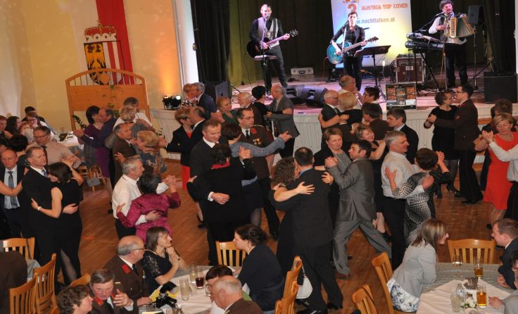 Beim Ball der Feuerwehr Inzersdorf wird das Tanzbein geschwungen. Foto: Winter