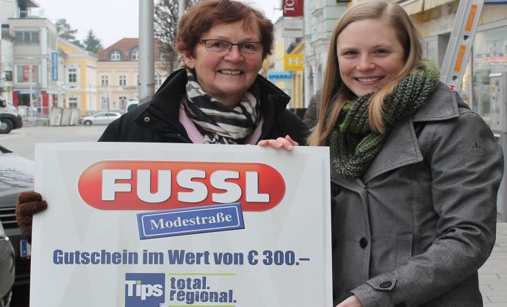 Redakteurin Susanne Winter überreichte den Fussl-Gutschein an Erika Pramhas (l.). Foto: Ramaseder