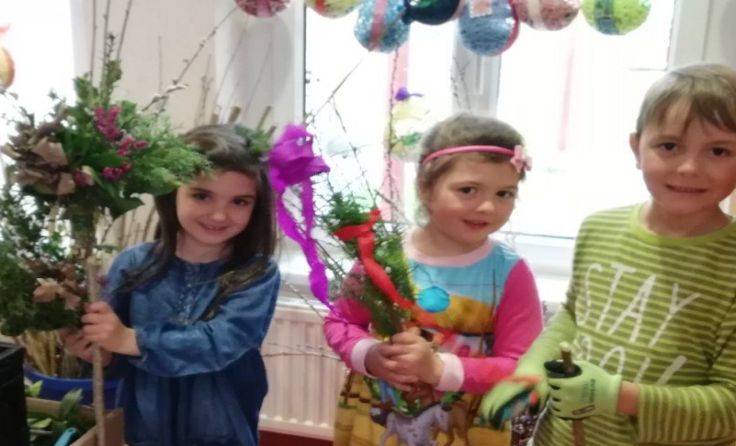 Sophia, Laurena und Paul beim Palmbuschenbinden, Foto: Kindergarten Molln