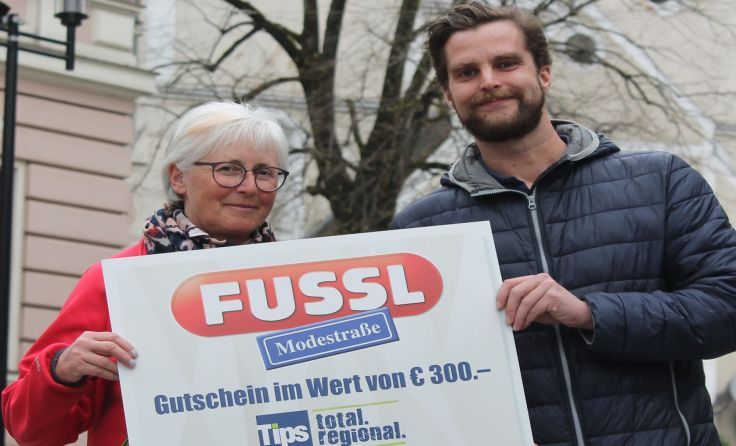 Redakteur David Ramaseder überreichte den Fussl-Gutschein an Maria Hummel (l.). Foto: Winter