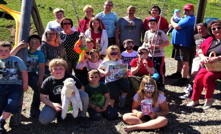 Das Kinderfreunde-Team mit Kindern und ihren Preisen, Foto: Dittersdorfer