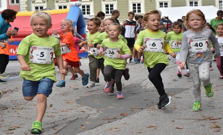 Auch Kinder laufen beim Marktlauf durch Windischgarsten. Foto: Christian Redtenbacher