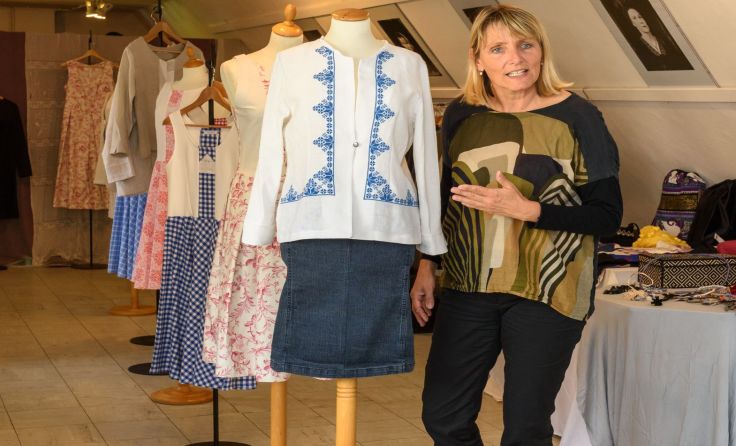 Martina Geiseder zeigt ihre textilen Unikate im Theater in der Werkstatt. Foto: Jack Haijes