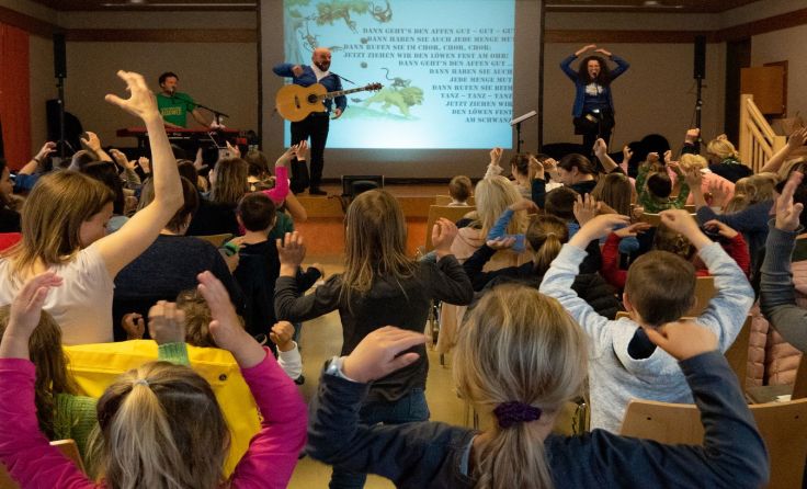 Bluatschink motiviert die Kinder zum Mitmachen. Foto: KiWe