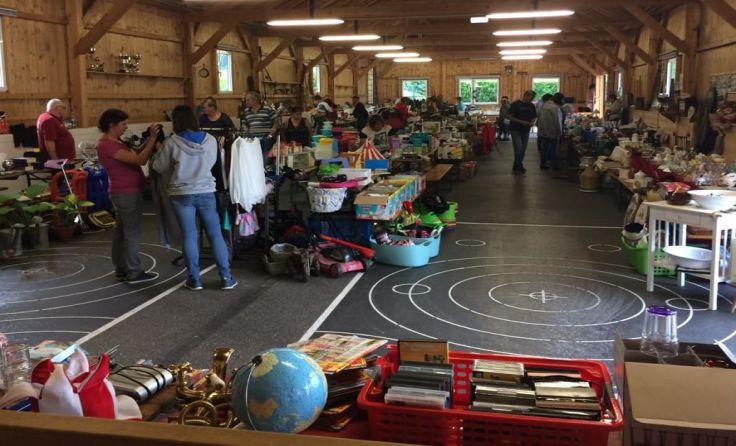Flohmarkttreiben in der Stockhalle in St. Pankraz. Foto: Mario Hirschmugl