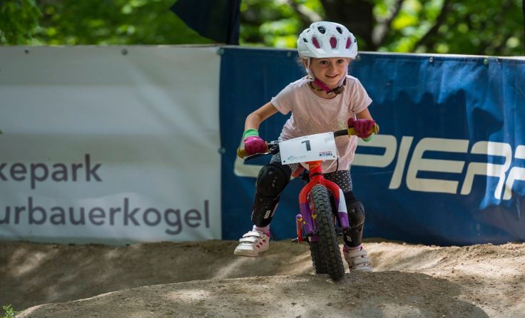 Auch Kinder gehen mit ihrem Laufrad an den Start. Foto: Marc Schwarz