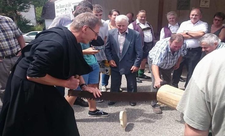 Das Maibaumsägen ist eine beliebte Aktion beim Pfarrfest. Foto: Katharina Hutterer