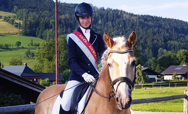 Elena Peneder auf ihrem Pflege-Pferd Speedy, Foto: Andrea Waibel