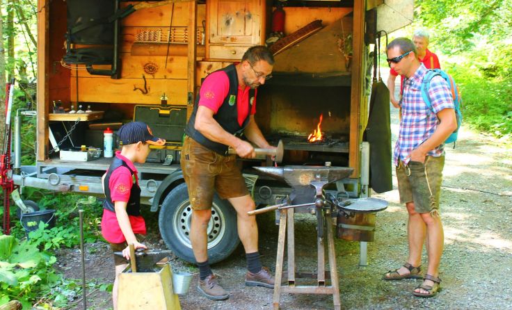 Rund um die Mühle blickten die Besucher den Handwerkern über die Schulter. Foto: IG-Handwerk