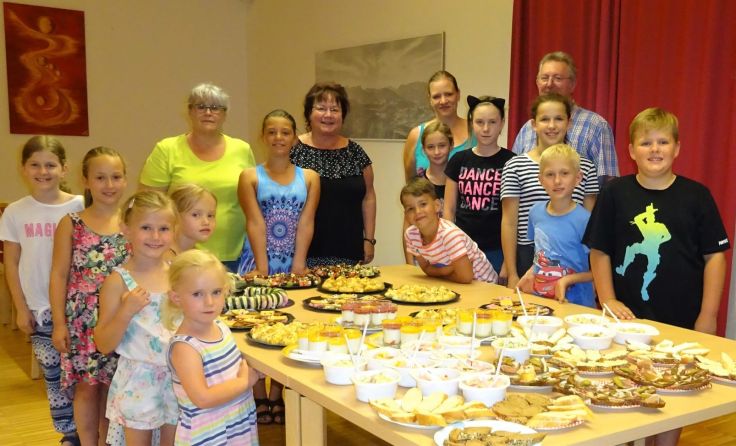 Die Kinder bereiteten mit den SPÖ-Frauen kalte Köstlichkeiten zu. Foto: Dittersdorfer