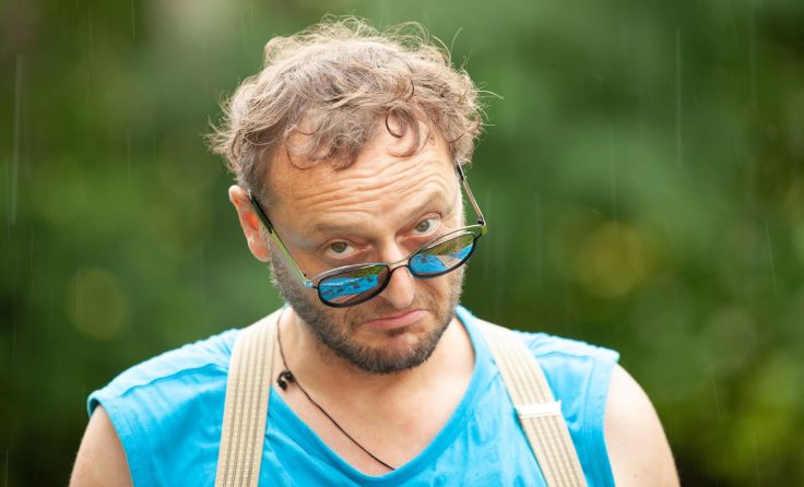 Jürgen Hirsch nimmt die Besucher mit auf eine satirisch-musikalische Reise. Foto: Josef Pitschmann