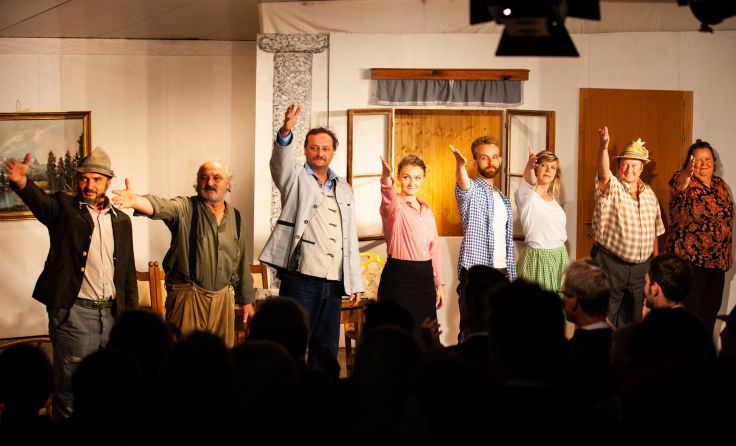 Die Schauspieler freuten sich über eine gut besuchte Premiere. Foto: Josef Pitschmann