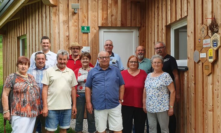 LAbg. Michael Gruber (3. v. l.) mit dem Vortragenden und den Besuchern, Foto: FPÖ