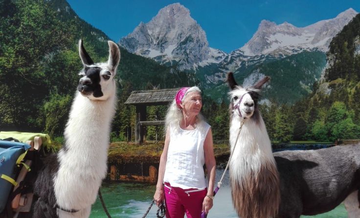Elisabeth Nieskens mit den Lamas beim Schiederweiher in Hinterstoder. Foto: Nieskens