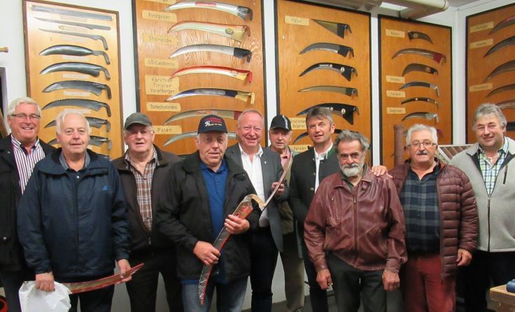 Die Stammtischbrüder des GH Wirt im Dorf mit Betriebsleiter Klaus Perthmayr (4.v.r.), Foto: privat