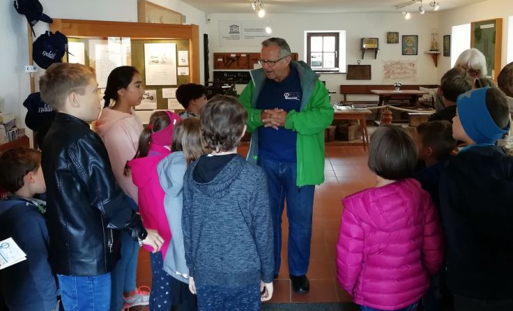 Franz Steiner mit den Kindern im Ausstellungsbereich vom Museum, Foto: Ulrike Brunner