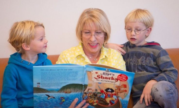 Die Kinder genießen die Zeit mit ihrer Leihoma Susanne Keferböck. Foto: Omadienst