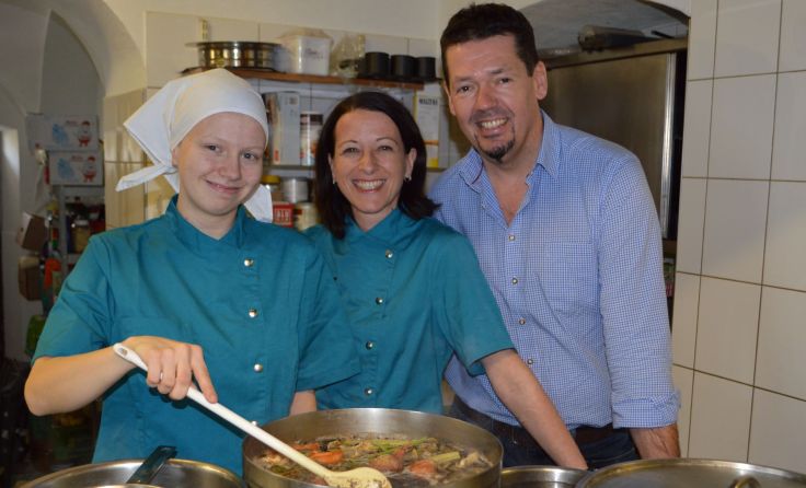 Lehrling Jasmin Kerbl mit Angela und Stefan Sams (v. l.), Foto: WKO Kirchdorf