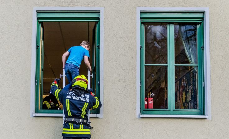Die Kinder verließen das Klassenzimmer über das Fenster. Foto: FF Hinterstoder