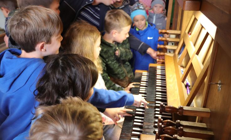 Kinder der Volksschule Molln bei der Orgel, Foto: Monika Lichtenwöhrer