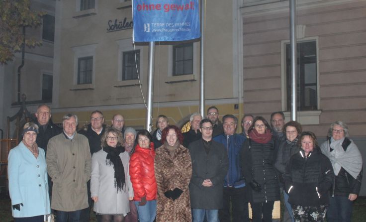 In Kirchdorf wird die Flagge gegen Gewalt gehisst. Foto: BERTA