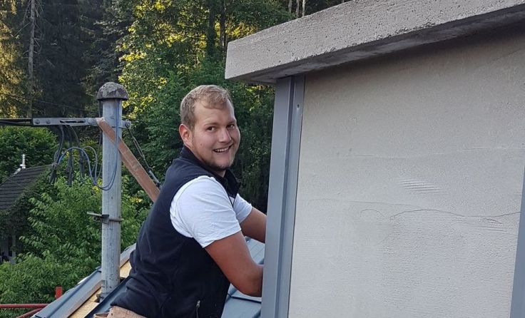 Johannes Kniewasser bei seiner Arbeit am Dach, Foto: Hannes Wieser