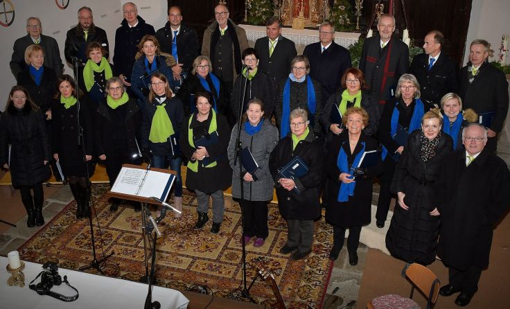 Der Chor "pro cantare" unter der Leitung von Willi Englstorfer (r.), Foto: pro cantare