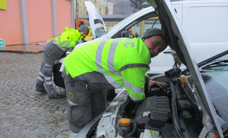 ÖAMTC-Techniker wechselten kaputte Lämpchen kostenlos aus. Foto: ÖAMTC