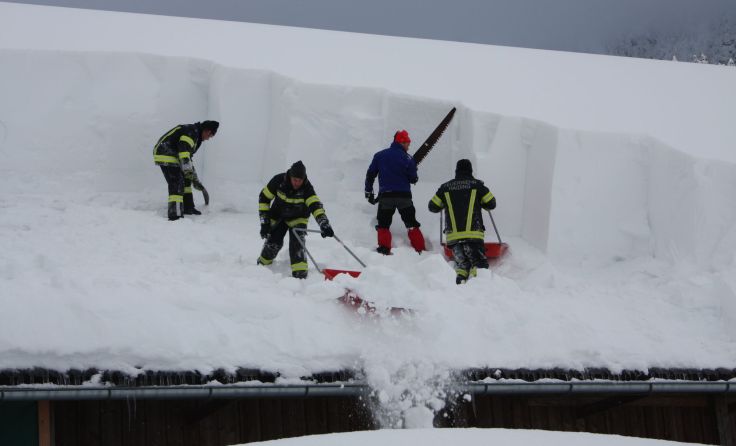 Zahlreiche Dächer mussten im Jänner abgeschaufelt werden. Foto: FF Spital/Pyhrn