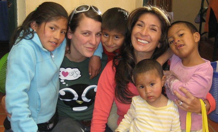 Anna Antensteiner (2.v.l.) und Cecilia Baldivieso de Witzany mit Straßenkindern, Foto: Alalay