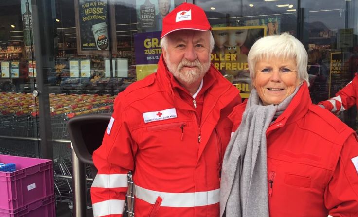 Traudi und Karl vom Roten Kreuz beim Sammeln von Warenspenden, Foto: Rotes Kreuz