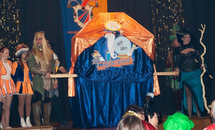 Unter der Sänfte versteckt sich alle zwei Jahre das neue Kiridorfer Prinzenpaar. Foto: Foto Fritz