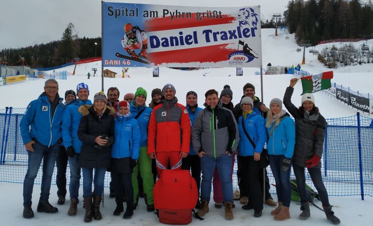 Der Fanclub feierte trotz des verpassten Finales mit Daniel Traxler. Foto: Traxler