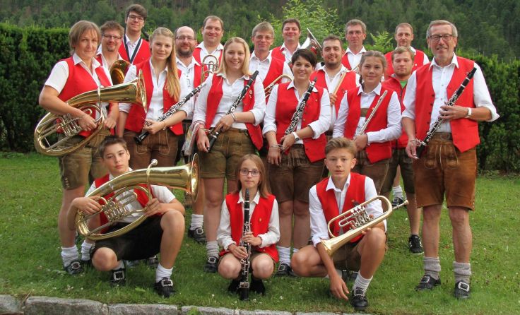 Die Musiker aus St. Pankraz laden zum Maskenball ein. Foto: Musikverein St. Pankraz