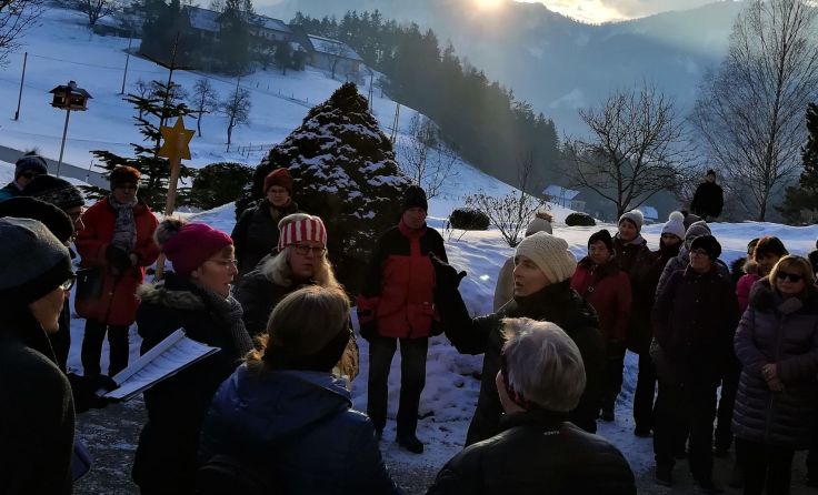 Ein Chor begleitet die Kripperlroas in Frauenstein musikalisch. Foto: Ulrike Brunner