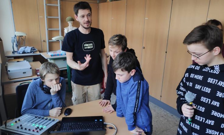 Mike Schedlberger (2.v.l.) in der Radio-Schule NMS Pettenbach, Foto: Julian Ehrenreich