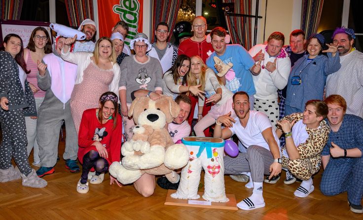 Die Naturfreunde feiern in Klaus ihre lustige Pyjamaparty. Foto: Christian Kerbl