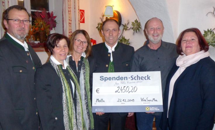 Das Gesangsquartett ViaSanMia bei der Scheck-Übergabe an die Projektleiter. Foto: Popp-Hilger