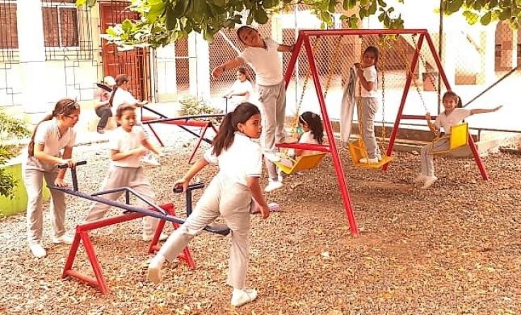Die Kinder freuen sich über den neuen Spielplatz in Ecuador. Foto: Oblatinnen Ecuador