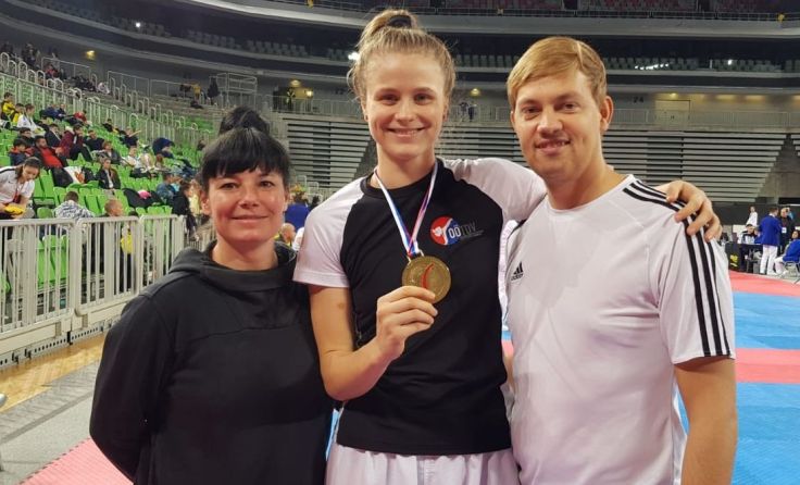 Marlene Jahl (Mitte) mit ihren Trainern Markus Weidinger und Tonia Scharpantgen, Foto: Ramin Rey