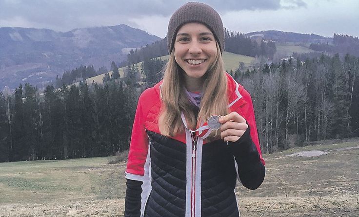 Miriam Berger mit ihrer Medaille, Foto: privat
