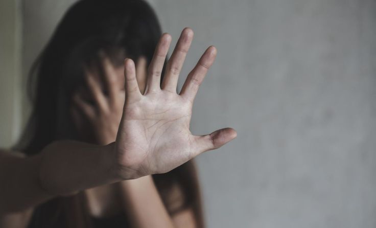 Krisensituationen führen oft zum Anstieg von Gewalt. Foto: Tinnakorn jorruang / Shutterstock.com