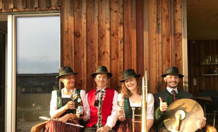 Familie Rußmann (im Familienverband) mit Instrumenten auf der Terrasse, Foto: privat